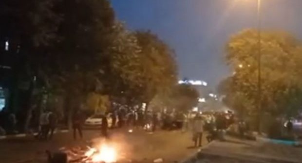 Təbrizdə gecə aksiyası zamanı tonqallar yandıran etirazçılara ATƏŞ AÇILDI – VİDEO