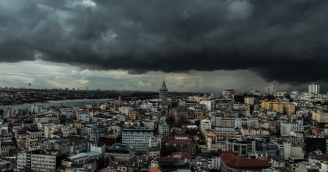 İstanbulu qara buludlar bürüdü – FOTOLAR