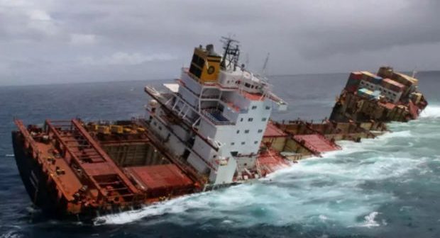 Tayvan sahillərində yük gəmisi batdı: Çox sayda dənizçi itkin düşdü