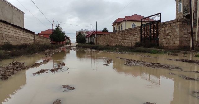 Bakıda bu yol gölə çevrildi – FOTO