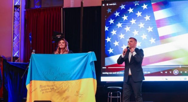 Çikaqoda Zelenski imzası olan Ukrayna bayrağı satıldı