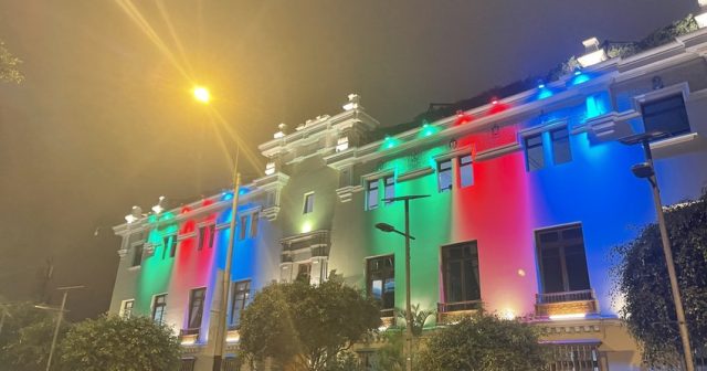 Peruda bələdiyyə binası Azərbaycan bayrağının rəngləri ilə işıqlandırılıb