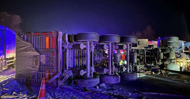 Dəhşətli qəza: TIR yük avtomobilinə çırpılıb aşdı, ölən var