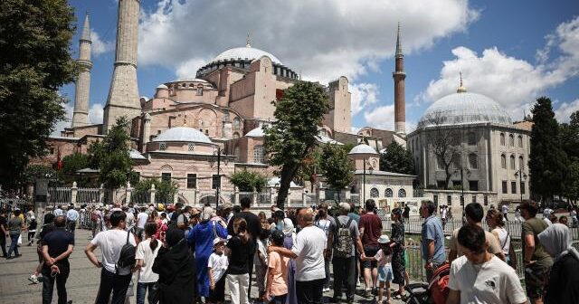 Bu il İstanbulu 15 milyon xarici turist ziyarət edib
