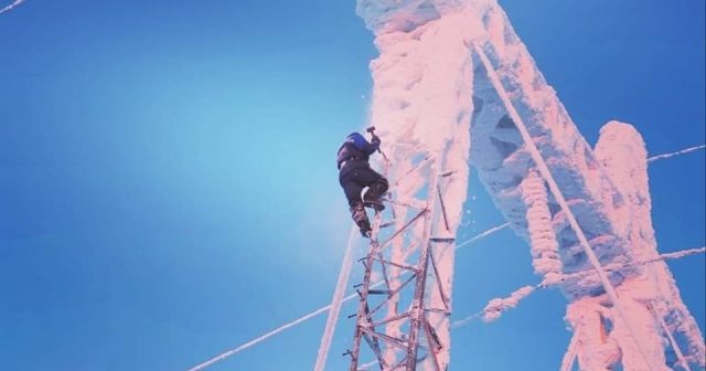 Şuşada yüksəkgərginlikli elektrik xətlərini buzdan təmizləyən montyorlar – FOTOLAR