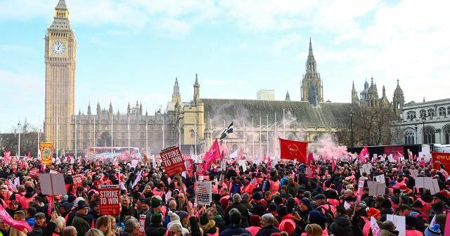 Londonda yüzlərlə insan hökumətin səhiyyə siyasətinə etiraz edir