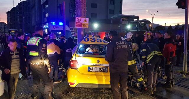 Türkiyədə taksi ilə tramvay toqquşub: 3 yaralı var