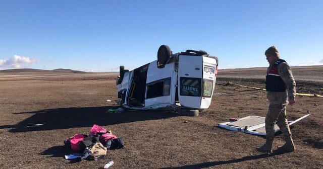 Qarsda tələbələri daşıyan avtobus aşıb: 1 ölü, 14 yaralı