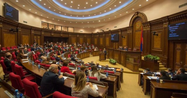 Ermənistan “demokratiyası” çat verir – 19 müxalif deputatı parlamentdən qovurlar