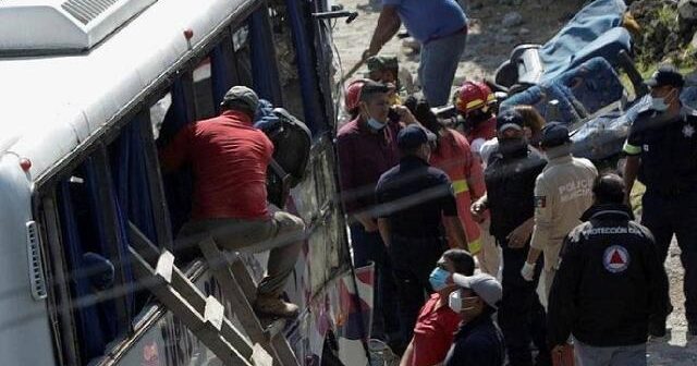 Meksikada mikroavtobus uçuruma yuvarlanıb: 3 nəfər ölüb, 35 nəfər yaralanıb