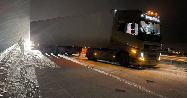 Ardahanda yollar buz bağlayıb, yük maşınları yolda qalıb