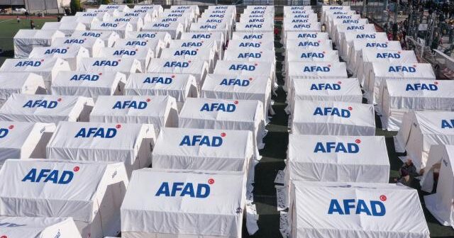 Türkiyədə zəlzələ bölgəsində qurulan çadırların sayı açıqlanıb