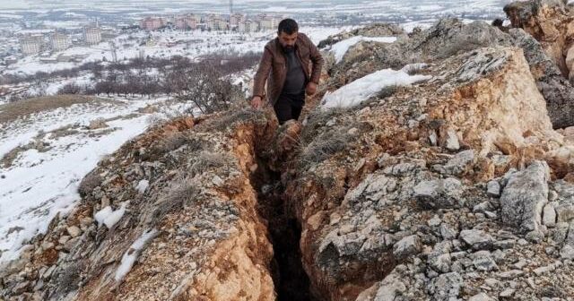 Zəlzələnin baş verdiyi Malatya dağlarında dərin çatlar əmələ gəlib