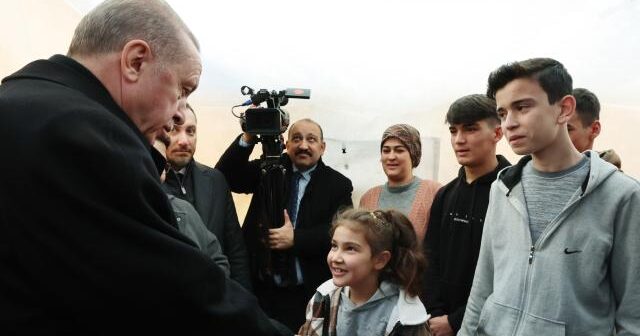 Ərdoğan çadır şəhərciyində vətəndaşları ziyarət edib