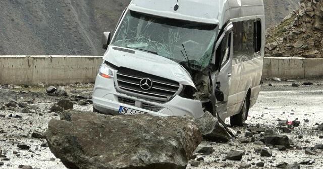 Türkiyədə qayadan qopan daşlar mikroavtobusa çırpılıb: 4 nəfər yaralanıb
