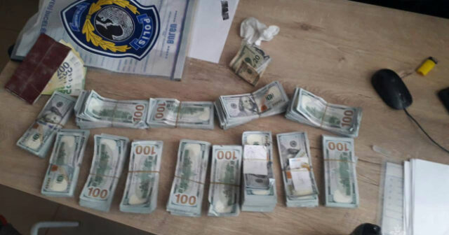 Türkiyədə zəlzələ bölgəsində dağıntılar altından 150 ​​min dollar pul tapıldı