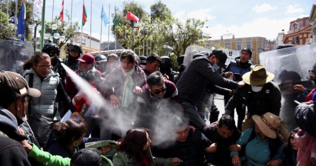Boliviyada müəllimlərin etirazı zamanı insident olub