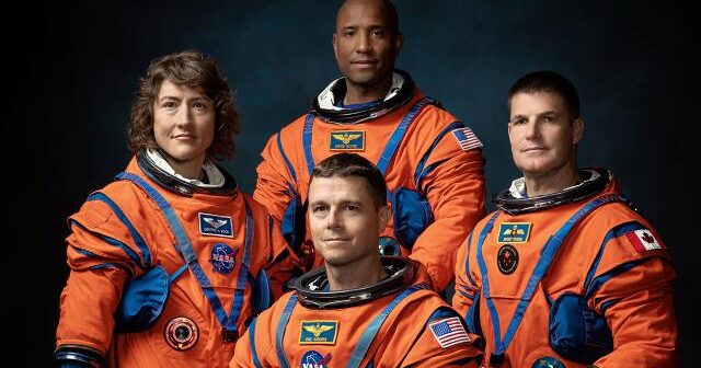 NASA ilk dəfə Aya qadın astronavt göndərəcək
