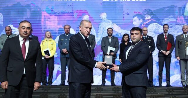 Ərdoğan Azərbaycan könüllüsünü təltif edib