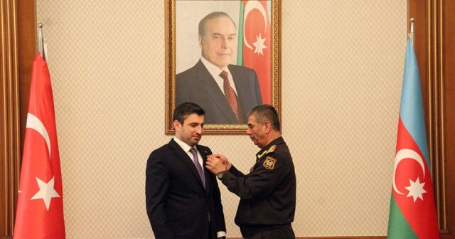 Zakir Həsənov Selçuk Bayraktarı medalla təltif edib