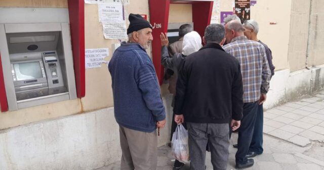 Salyanda bankomat işləmir: sakinlər növbəyə durub – FOTO