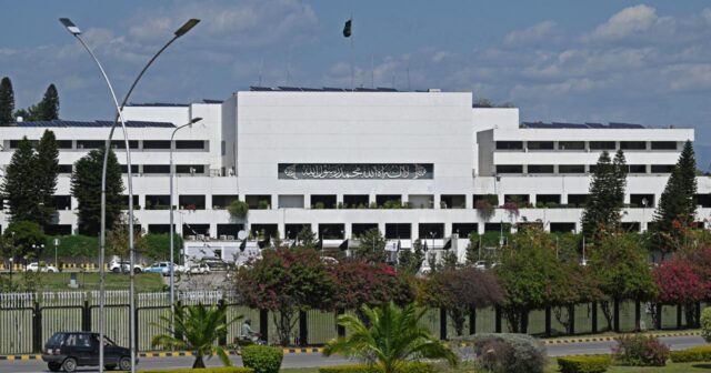 Pakistanda parlamentə girən pişik ofis ləvazimatlarını zədələyib