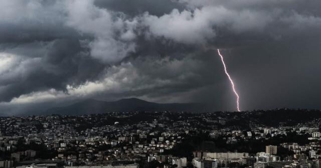 Fransada son sutkada 25 mindən çox şimşək çaxıb