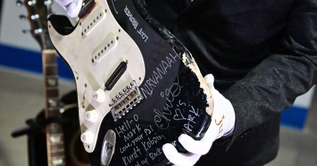 Kurt Kobeyn tərəfindən sındırılan gitara təxminən 600 000 dollara satılır