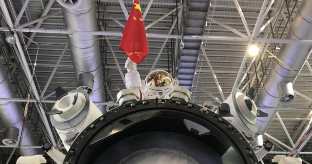 Çin ilk dəfə olaraq kosmosa mülki kosmonavt göndərəcək