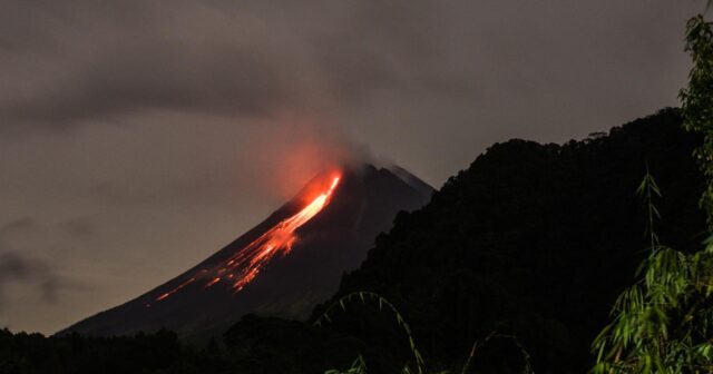 Ekvadordakı Kotopaxi vulkanı kül püskürür