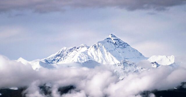 Nepallı alpinist Everestə 26-cı dəfə qalxaraq zirvə rekordunu yeniləyib