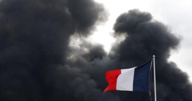 Fransada məktəb yataqxanasında baş verən yanğında azı 20 nəfər ölüb