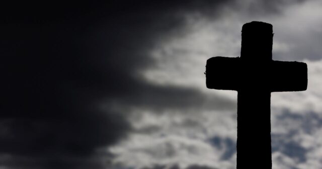 Fransada onlarla uşağa cinsi istismarda ittiham olunan keşiş məhkəmə qarşısına çıxarılıb