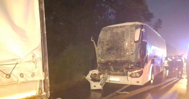 Türkiyədə seçicilərini daşıyan avtobus yük maşınına çırpılıb: 22 nəfər yaralanıb