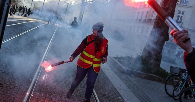 Fransada insanlar yenidən Makron hökumətinə qarşı küçələrə çıxıb
