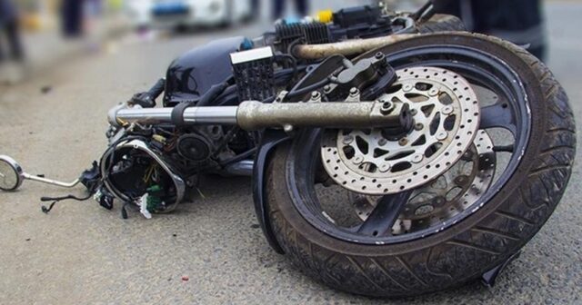 Elektrik dirəyinə çırpılan motosikletçi ölüb