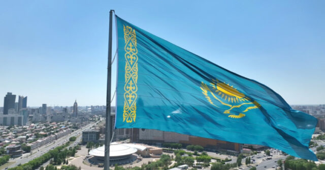 Qazaxıstanın ən böyük bayrağı ucaldılıb