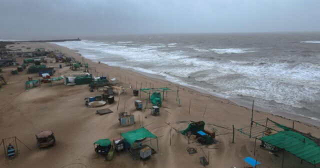 Hindistan və Pakistanda qasırğaya görə 100 mindən çox insan təxliyə edilib