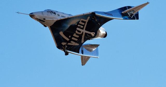 “Virgin Galactic”in ilk kommersiya uçuşu həyata keçirilir