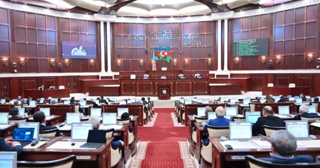 Deputatlar yol hərəkəti qaydalarının pozulmasına görə cərimələrin artırılmasını dəstəkləyiblər