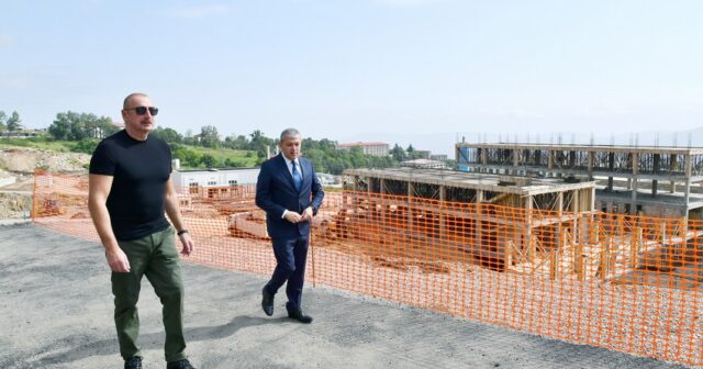 Prezident İlham Əliyev Şuşa şəhər xəstəxanasının binasında tikinti işlərinin gedişi ilə tanış olub