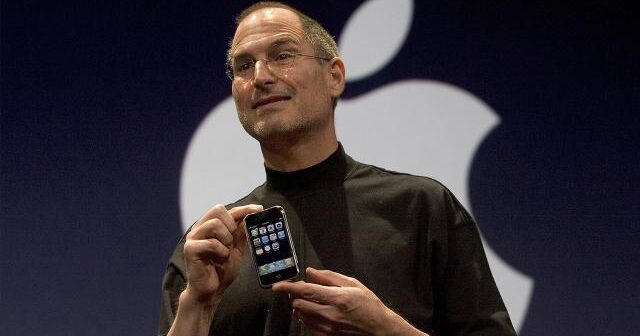 İlk “iPhone” telefonu hərracda 190 min dollara satıldı