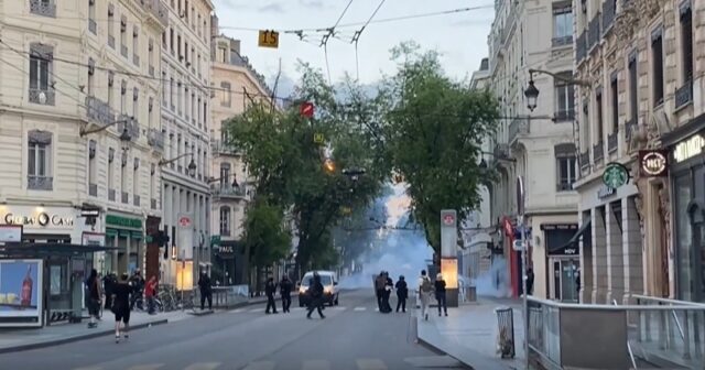 Fransada insanlar fövqəladə vəziyyət tələb edir