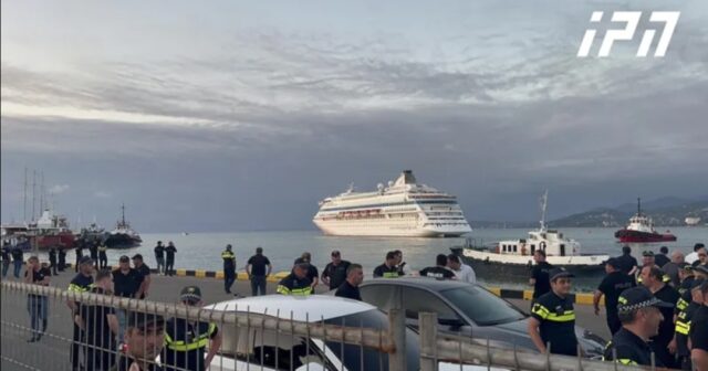 “Astoria Grande” yenidən Batumi limanını tərk edib