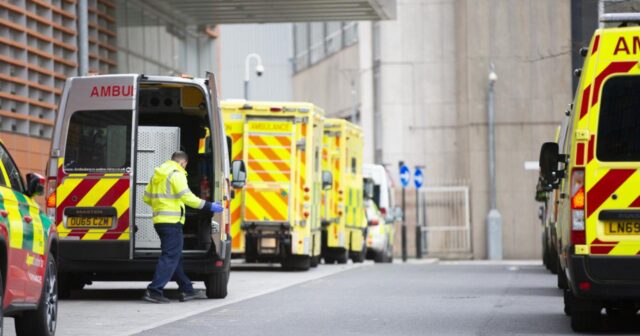 Londonda avtomobil ibtidai məktəb binasına çırpılıb, 7-si uşaq olmaqla 9 nəfər xəsarət alıb