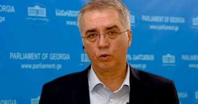 O, parlamenti tərk edir