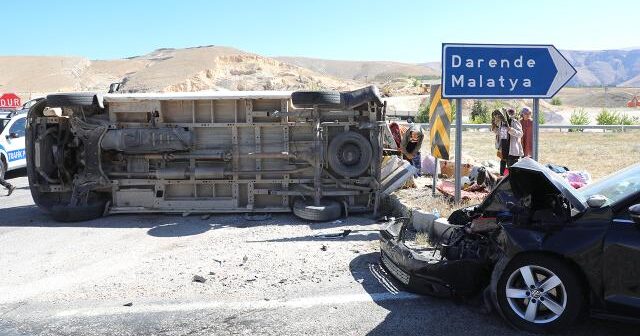 Fəhlələri daşıyan mikroavtobus minik avtomobili ilə toqquşub: 9 nəfər yaralanıb