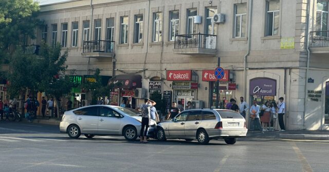 Bakıda “Prius”la “Mercedes” toqquşdu – FOTO