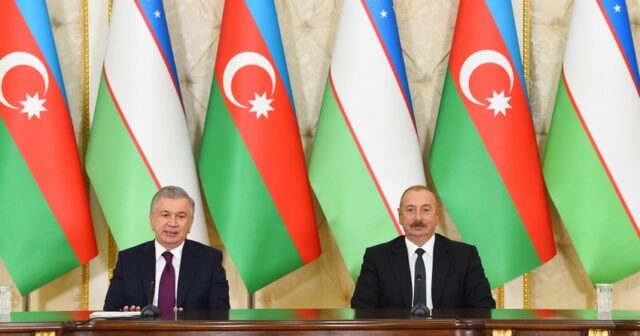 Azərbaycan ilə Özbəkistan prezidentləri və xanımları Füzuli şəhərində yeni evlərə köçürülmüş sakinlərlə görüşüblər