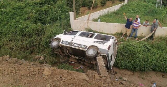 İşçiləri daşıyan mikroavtobus aşıb: 13 yaralı var